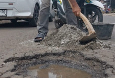  Sisihkan Uang Takjil,  Hari Pertama Ramadan Warga Seluma Tambal Jalan Berlubang Demi Keselamatan