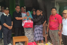   Bupati dan Wakil Bupati Seluma Salurkan Bantuan Sosial ke Korban Kebakaran 6 Ruko di Pasar Tais