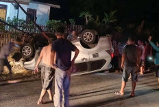   Avanza Tabrak Tiang Listrik hingga Terbalik di Seluma