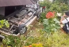 Innova Terjun Empat Meter ke Teras Rumah Warga di Talo Kecil Seluma