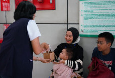 Peringati Hari Ibu 2025, KAI Bagikan 1.000 Tanaman kepada Pengguna LRT Jabodebek