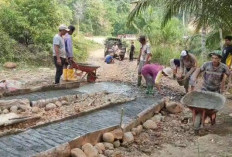 Tak Kunjung Ada PerbaiKan, Tiga Desa di Seluma Patungan Perbaiki Jalan Rusak