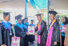 Asisten I Setda Seluma Wisuda 50 Siswa Sekolah Lansia Pengayom Senja