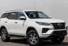 Toyota Fortuner Sport Warna Putih Terlihat Lebih Keren! Saat Melintasi Jalan Lintas, SUV Handal dan Canggih