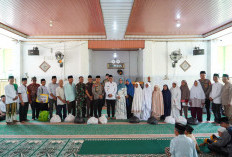   Safari Ramadan di SAM, Bupati Seluma  Serahkan Bantuan Masjid 