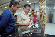 Tinjau Posko THR dan BHR Keagamaan 2026, Menaker Ingin Pastikan Hak Pekerja Terlindungi 