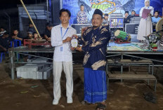 Perpisahan Mahasiswa KKN Universitas Bengkulu Angkatan 23 Ditandai Penyerahan Cendera Mata oleh Kepala Desa