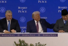  Bawa Indonesia Gabung Dewan Perdamaian AS, Trump Tepuk-tepuk Pundak Prabowo Saat Teken Piagam