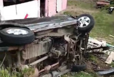  Mobil APV Tabrak Motor hingga Terbalik, Pengendara Tewas